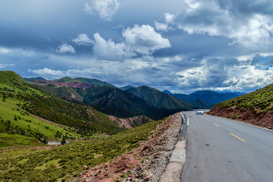 西藏险峻的公路