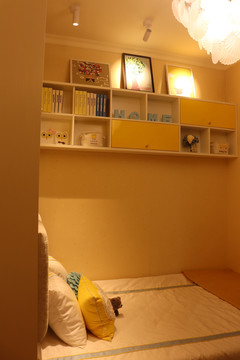 儿童床和书柜