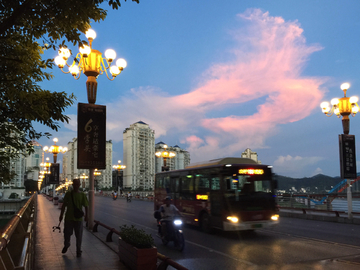 桂江一桥上开过的公共汽车