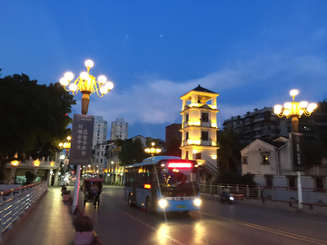 华灯初上
