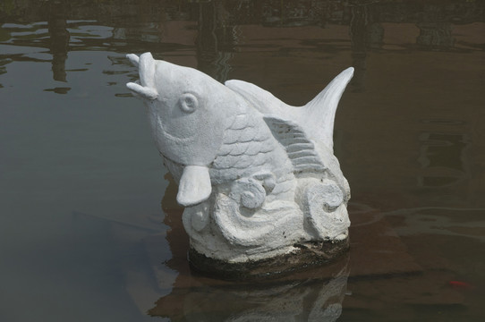 一条雕塑鱼