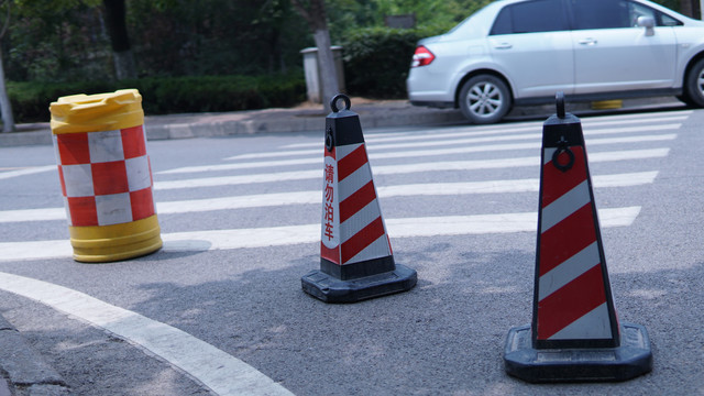 请勿泊车锥形路障