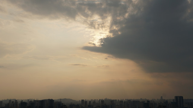 遮住太阳的云