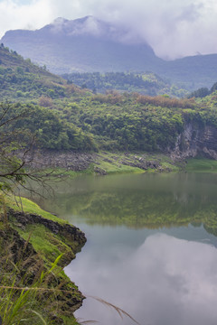 深山湖泊