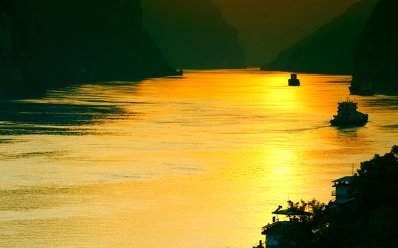 长江西陵峡口的夕照