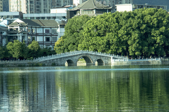 公园湖边拱桥