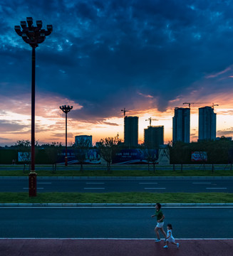 城市夜景晚霞天空