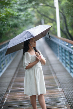 雨中撑伞的少女