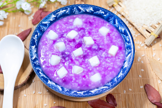 蓝色古风瓷碗里的山药紫薯粥
