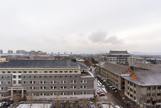 北大校园光华楼图书馆冬天雪景