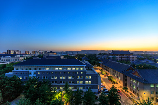 北大校园光华楼图书馆夜景