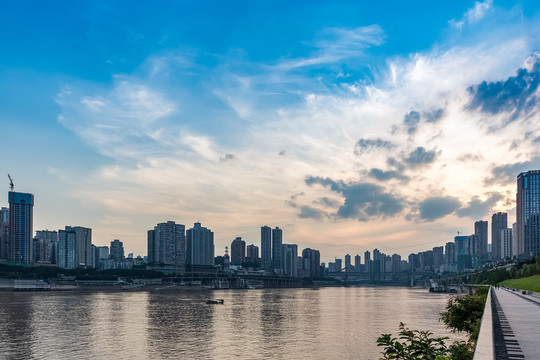夕阳下的重庆嘉陵江和城市天际线