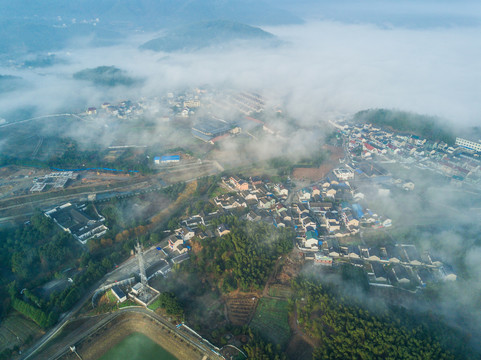 大雾下的村庄