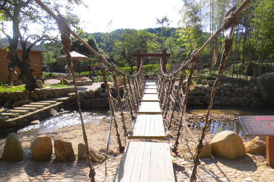 绳子吊起的木桥