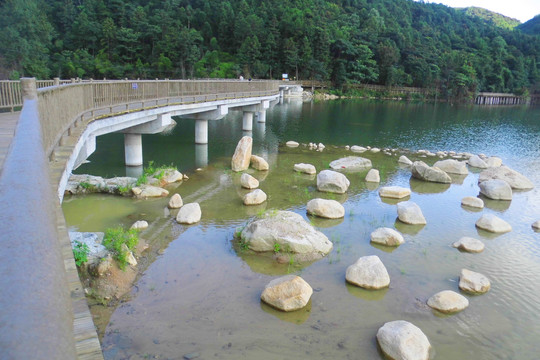 水库上的栈道