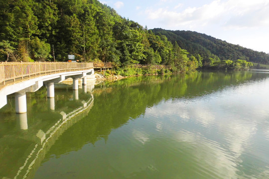 梁野山仙女湖景色