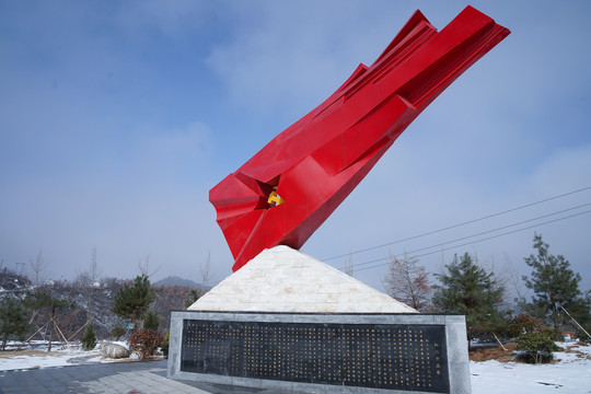 卢氏红25军纪念雕塑