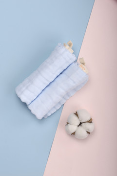 蓝色婴幼儿棉纱方巾