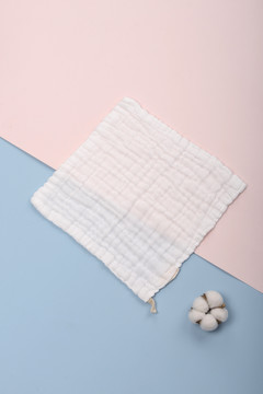 白色婴幼儿棉纱方巾