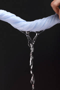 蓝色宝宝口水巾拧水