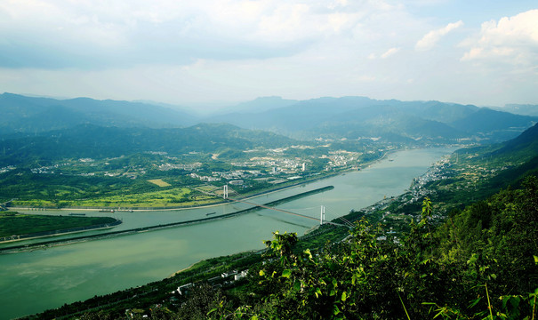 三峡大坝坝区的黄昏