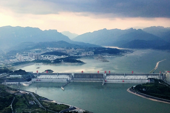 三峡大坝坝区的黄昏