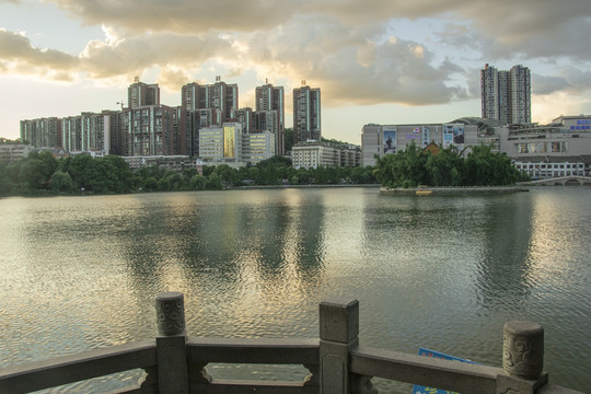 湖畔城市黄昏