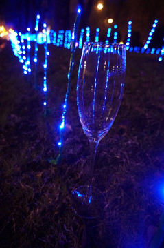 夜色中的蓝色迷幻高脚水晶杯