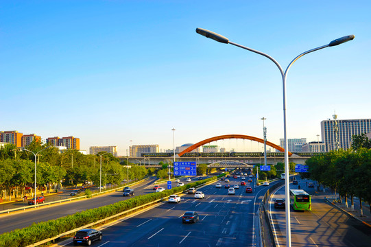 北京西四环路街景