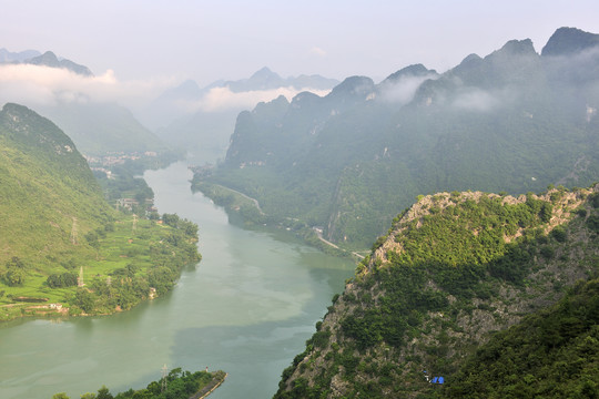 山水晨雾景观