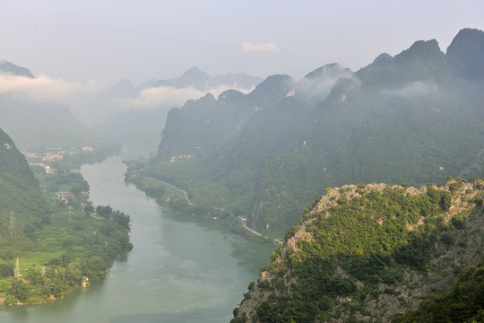 山水晨雾景观