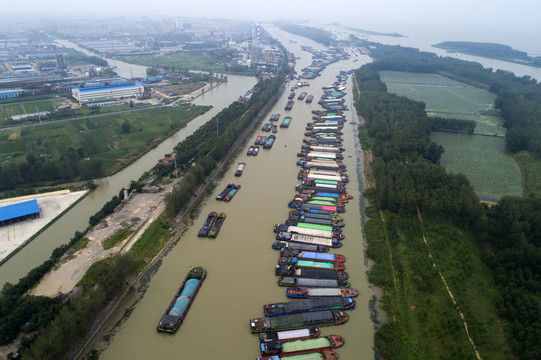 洪泽湖干旱导致下游上千船只滞留