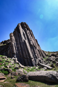 蓝天白云下的太仆寺旗石条山