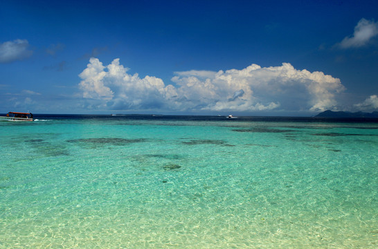 蓝天下的海景