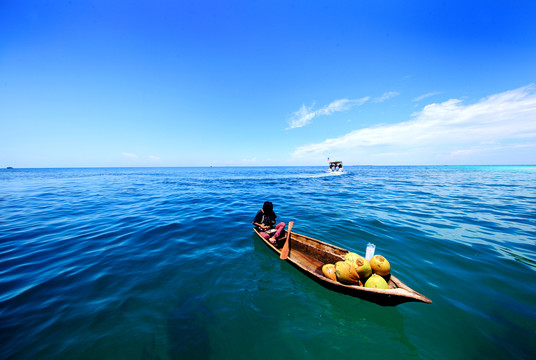 碧海蓝天的木舟