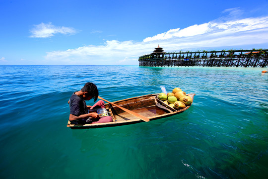 木船卖椰子的儿童