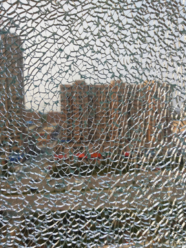 碎裂的钢化玻璃