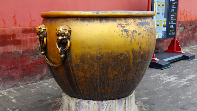 故宫铜制水缸