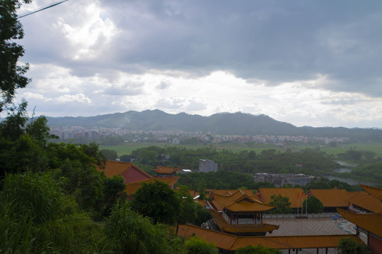 雨中寺庙