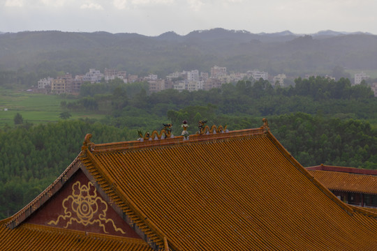 雨中寺庙