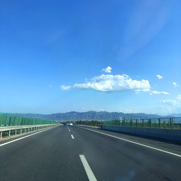 高速公路蓝天白云