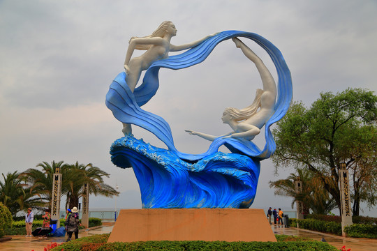少女巨浪雕塑