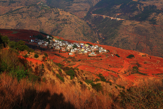 红土高原小山村夕照