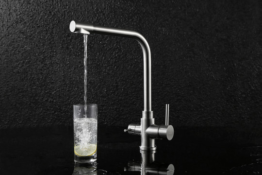 不锈钢三水道水龙头场景拍摄