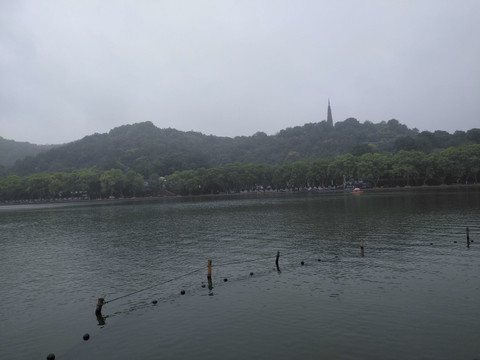湖水绿山