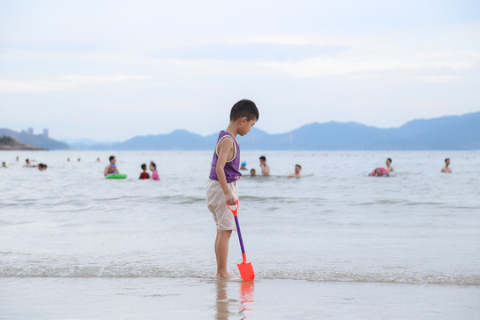 孩子海边玩耍