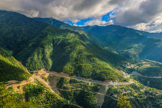 滇藏线山腰公路