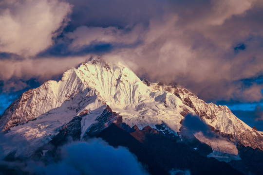 梅里雪山日照金山