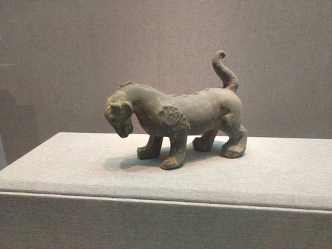 彩釉豹陶俑狮