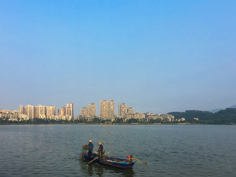 清晨波海湖捕鱼场景